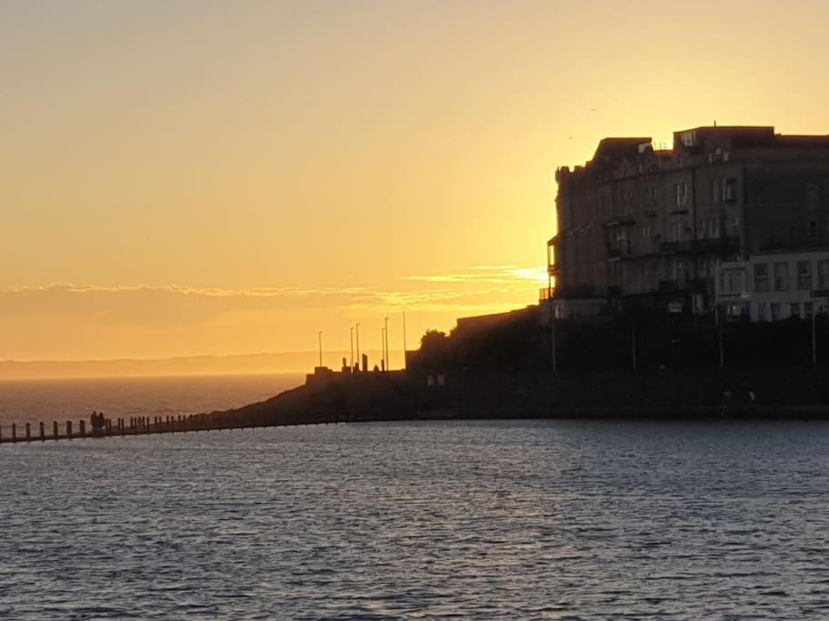 Modern Apartment With Stunning Sea View Weston-super-Mare Zewnętrze zdjęcie