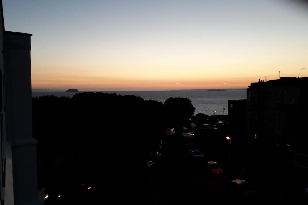Modern Apartment With Stunning Sea View Weston-super-Mare Zewnętrze zdjęcie